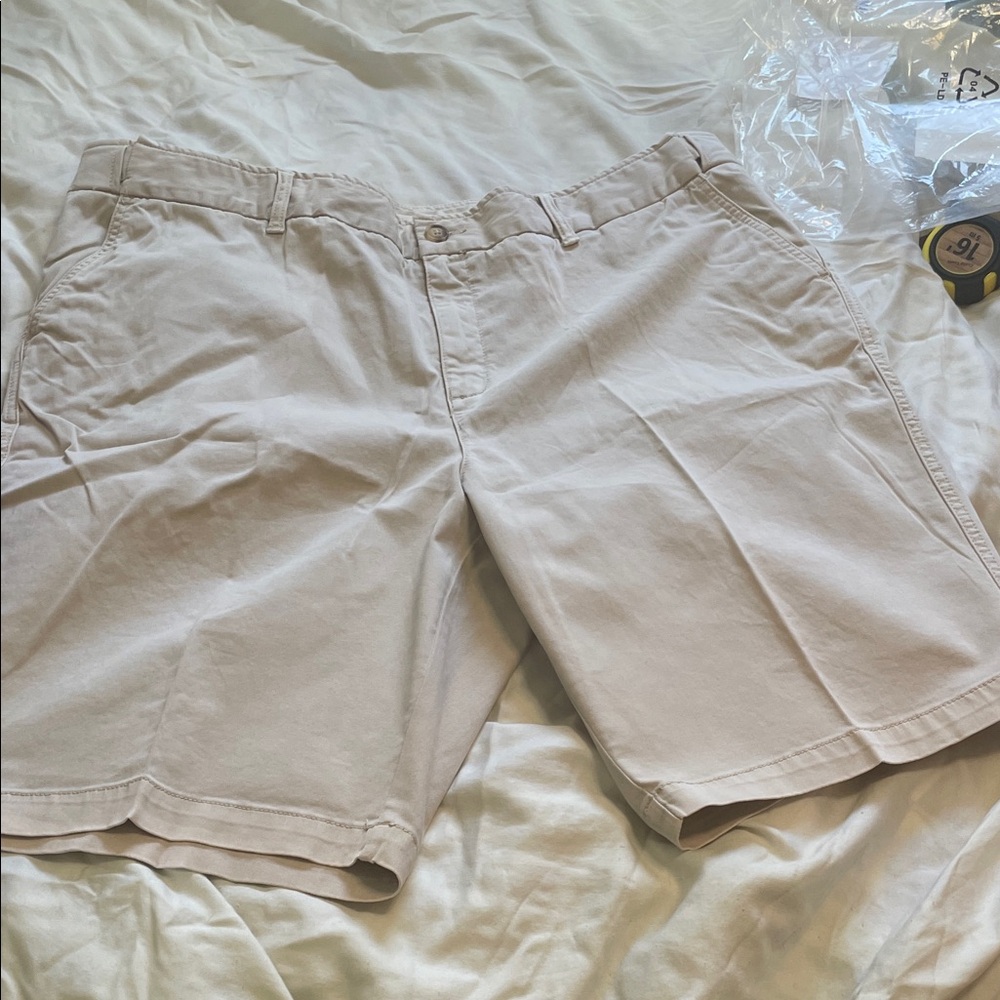 Women’s khaki shorts. Front and back pockets. 20W. NWT